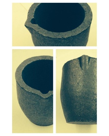 Creuset en graphite avec bec verseur haute température jusqu'à 1600 °C